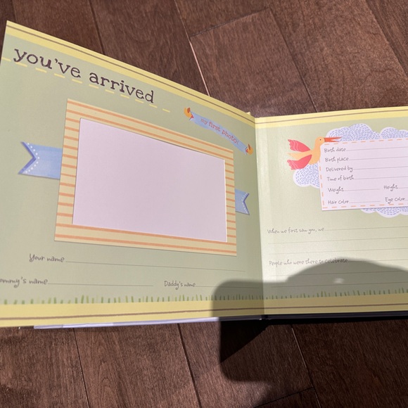 🎁 FREE GIFT WITH PURCHASE when you spend $20 
Baby book - Picture 5 of 5